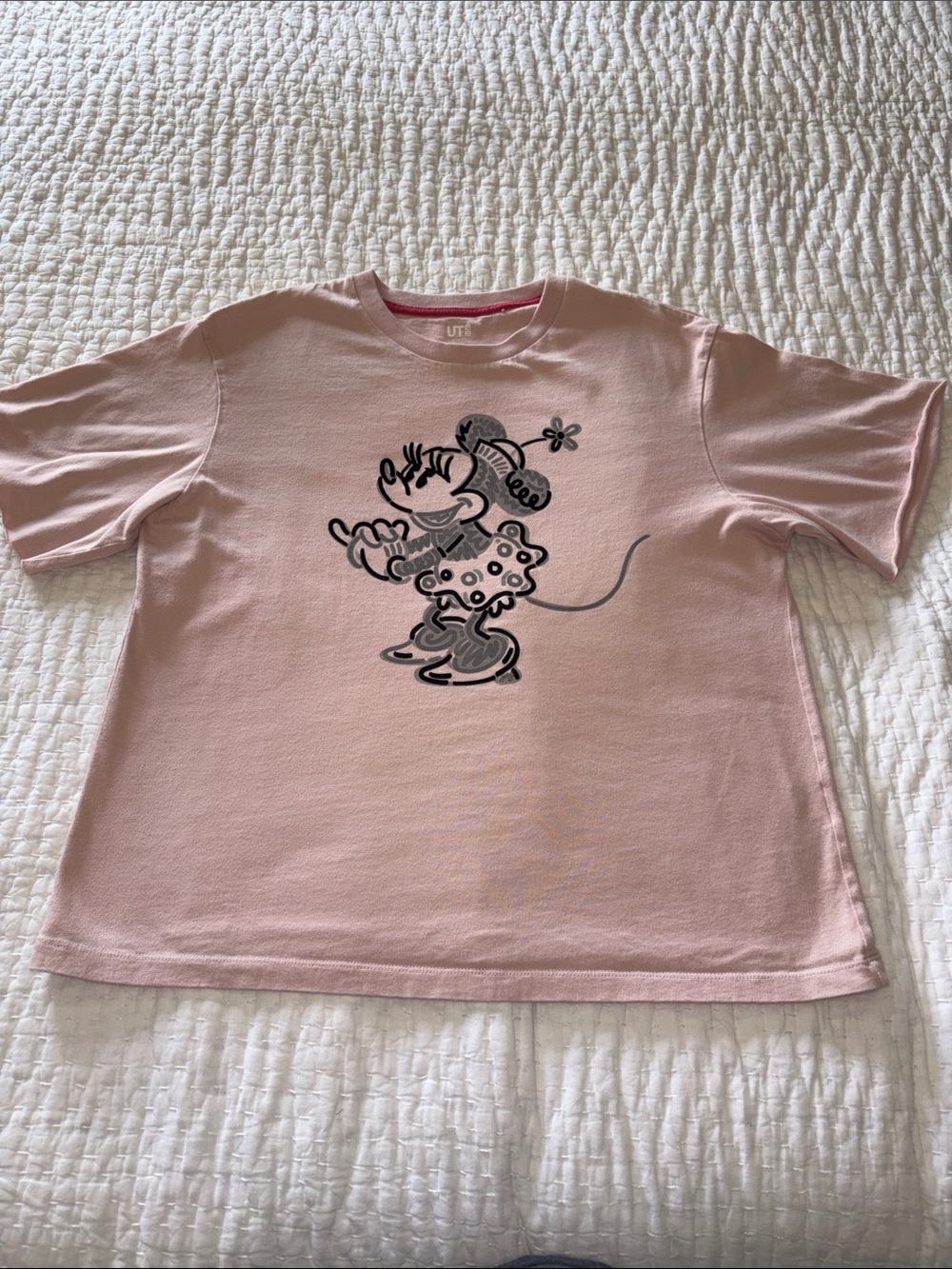 Uniqlo x Disney Women’s Minnie Pink Short Sleeve Tee Distressed Sleeves EUC L